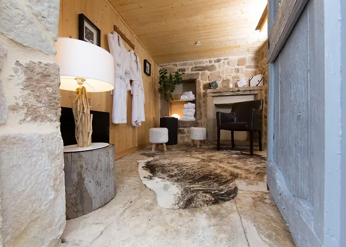 Domaine De Chalveches 4*