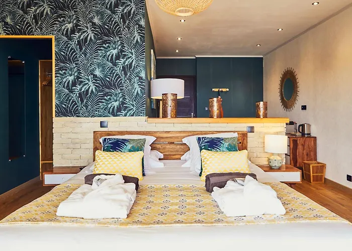فندق Domaine De Chalveches 4*